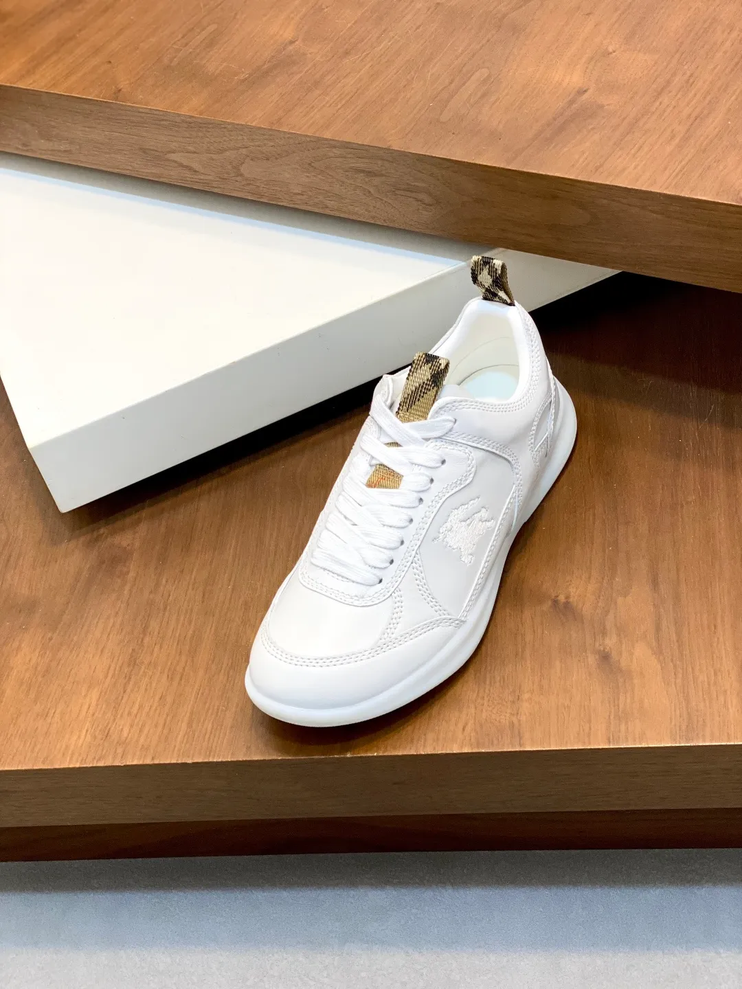 Men's men's shoes 💰660 𝐁𝐔𝐑𝐁𝐄𝐑𝐑𝐘# Burberry's new war horse plaid casual sneakers, new terrace casual sneakers·Burberry (Burberry) classic elements, super comfortable shoes··Knight blue non-slip soles. Finally I saw the latest diagonal checkered sneakers. The colors are really good-looking and can be matched with any way. Sneakers in cotton blend. Crafted in an Italian workshop, it features a worsted Burberry check pattern. Featuring a mesh lining and checkered laces, the rubber sole features the archive Burberry monogram. From Burberry's iconic collection, these wardrobe staples are interpreted with the brand's signature style. The round toe and tongue are embellished with the Equestrian Knight logo (EKD) label, leather insole, and the sole is embellished with the Burberry letter logo size: 38-44 (customized for 45 and 46)